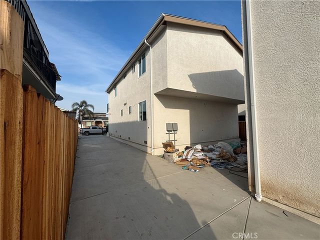 1046 W 84th Place, Los Angeles, CA 90044