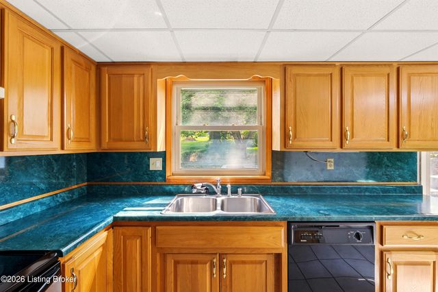 200 Castlerock Dr, Shepherdsville, KY 40165