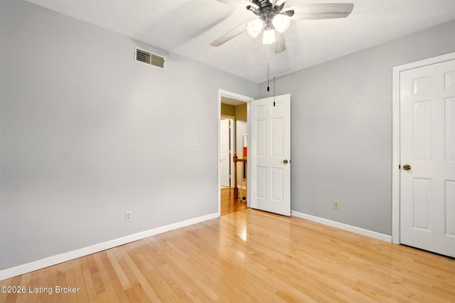 200 Castlerock Dr, Shepherdsville, KY 40165