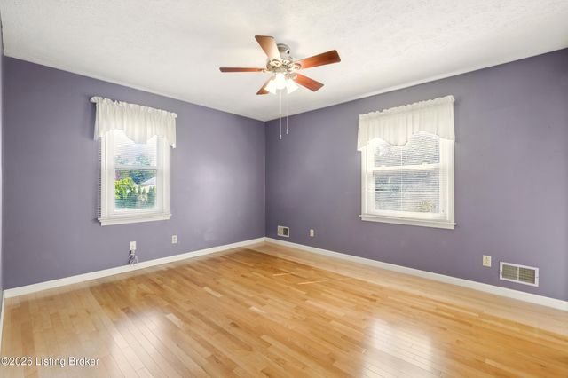 200 Castlerock Dr, Shepherdsville, KY 40165