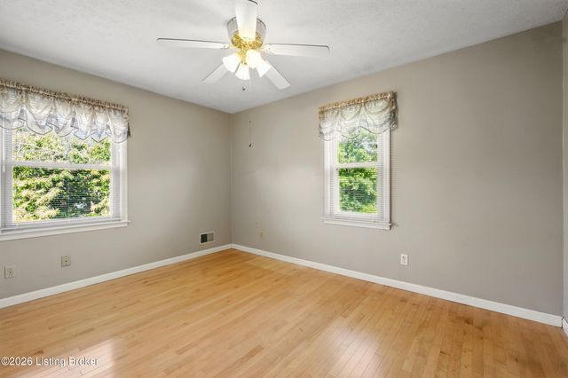 200 Castlerock Dr, Shepherdsville, KY 40165