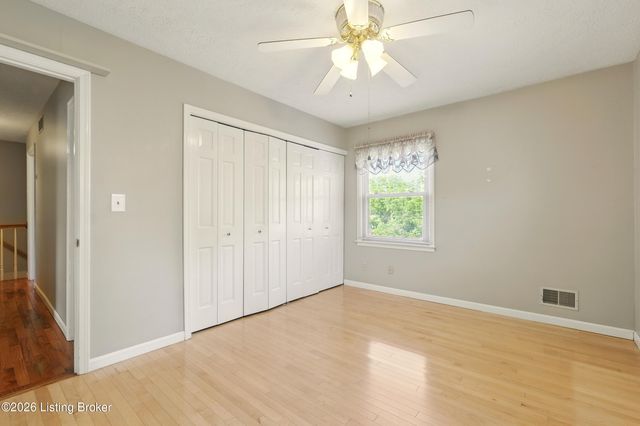 200 Castlerock Dr, Shepherdsville, KY 40165