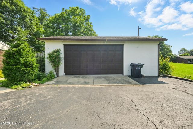 200 Castlerock Dr, Shepherdsville, KY 40165