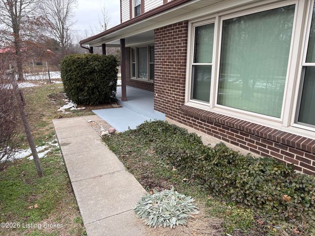 200 Castlerock Dr, Shepherdsville, KY 40165