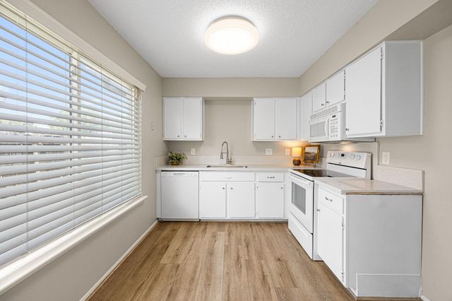 10719 Lakewood Oaks Drive, Sugar Land, TX 77498