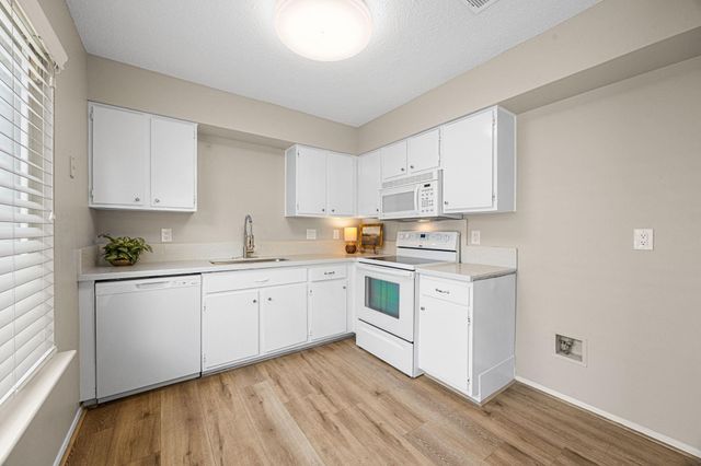 10719 Lakewood Oaks Drive, Sugar Land, TX 77498