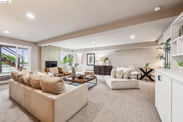 341 Rishell Dr, Oakland, CA 94619