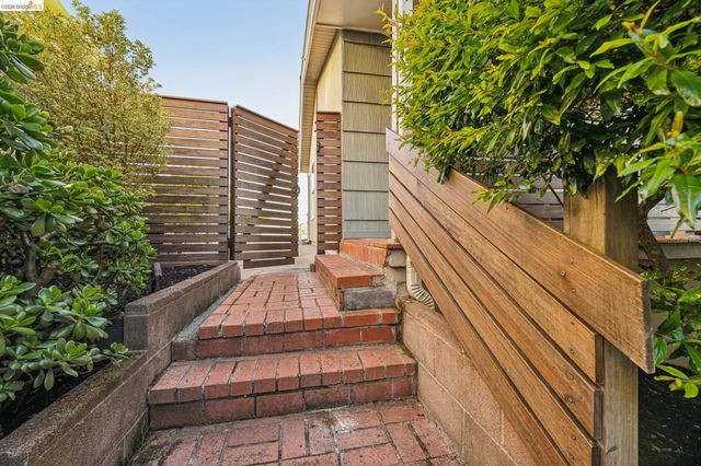 341 Rishell Dr, Oakland, CA 94619