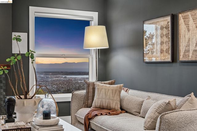 341 Rishell Dr, Oakland, CA 94619