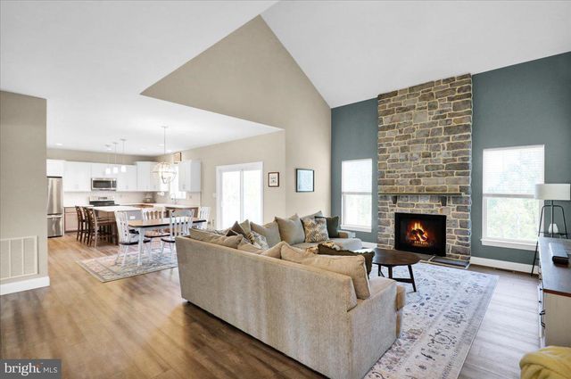 185 OAK GROVE RD, Morgantown, PA 19543