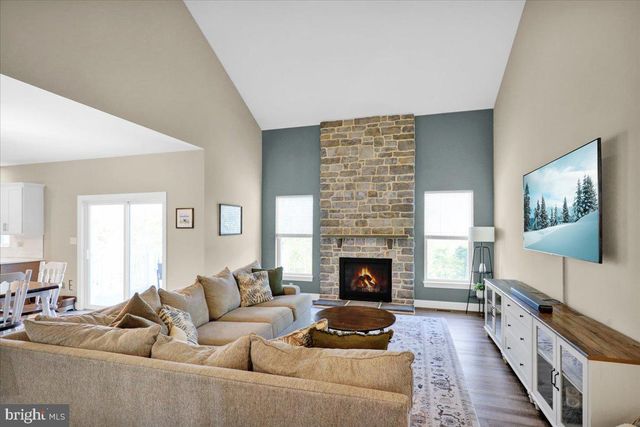 185 OAK GROVE RD, Morgantown, PA 19543