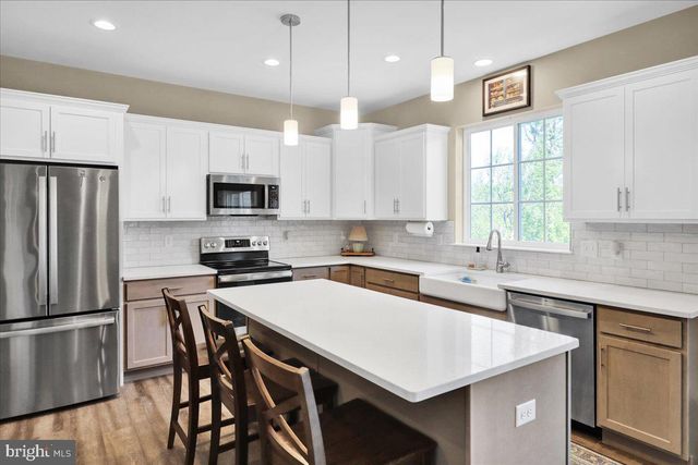 185 OAK GROVE RD, Morgantown, PA 19543