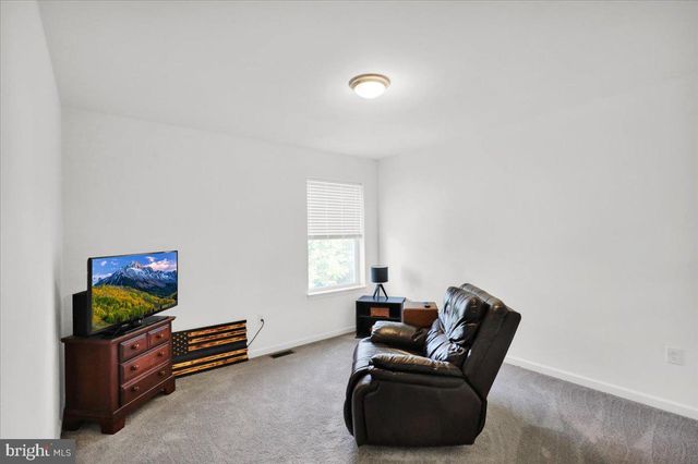 185 OAK GROVE RD, Morgantown, PA 19543