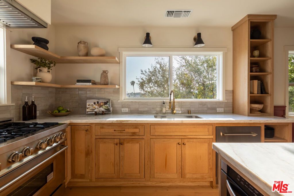 Image 7 of property listing at 4020 Clayton Avenue, Los Angeles, CA 90027