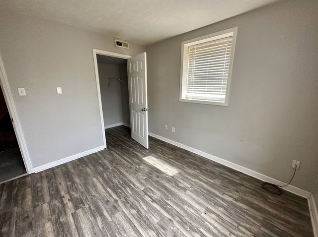 1864 Memorial Dr Apt C, Clarksville, TN 37043