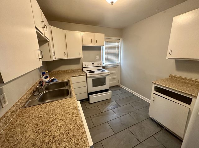 1864 Memorial Dr Apt C, Clarksville, TN 37043