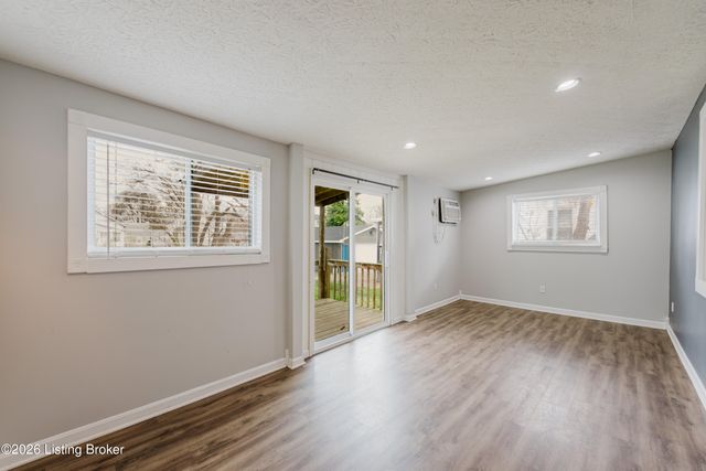 519 Compton St, Louisville, KY 40208