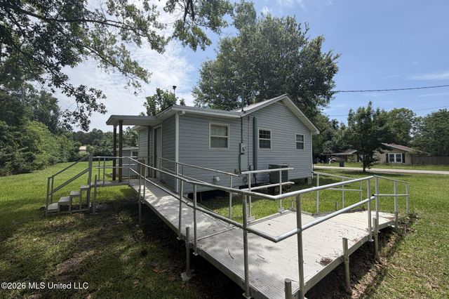 202 Pine Street, Waveland, MS 39576