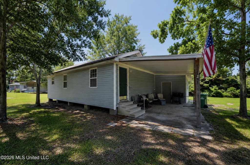 202 Pine Street, Waveland, MS 39576