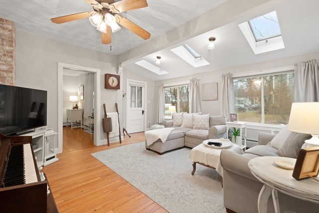 49 Chestnut Street, Foxboro, MA 02035