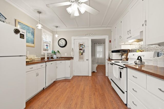 49 Chestnut Street, Foxboro, MA 02035