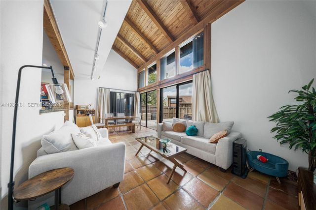 10141 Woodbury Ct, Pembroke Pines, FL 33026