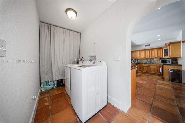 10141 Woodbury Ct, Pembroke Pines, FL 33026