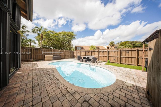 10141 Woodbury Ct, Pembroke Pines, FL 33026