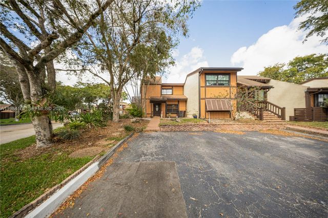 10141 Woodbury Ct, Pembroke Pines, FL 33026