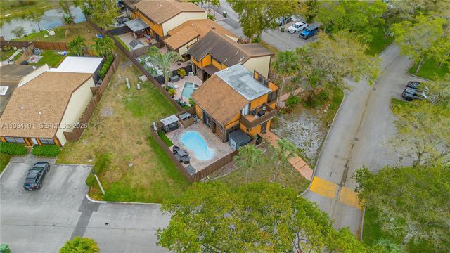 10141 Woodbury Ct, Pembroke Pines, FL 33026
