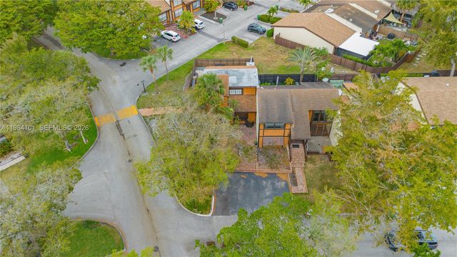 10141 Woodbury Ct, Pembroke Pines, FL 33026