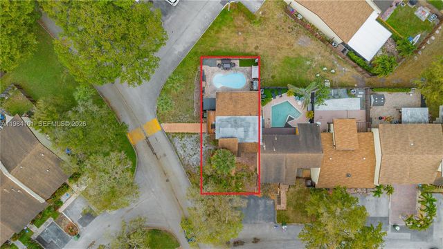 10141 Woodbury Ct, Pembroke Pines, FL 33026