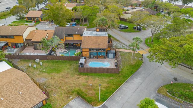 10141 Woodbury Ct, Pembroke Pines, FL 33026