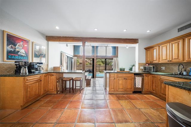 10141 Woodbury Ct, Pembroke Pines, FL 33026