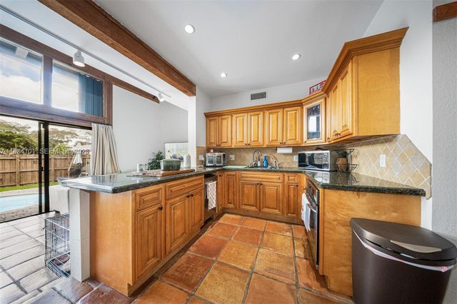 10141 Woodbury Ct, Pembroke Pines, FL 33026