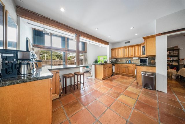 10141 Woodbury Ct, Pembroke Pines, FL 33026