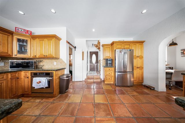 10141 Woodbury Ct, Pembroke Pines, FL 33026