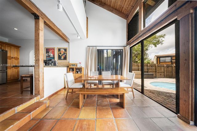 10141 Woodbury Ct, Pembroke Pines, FL 33026