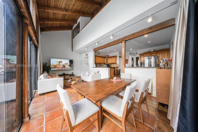 10141 Woodbury Ct, Pembroke Pines, FL 33026