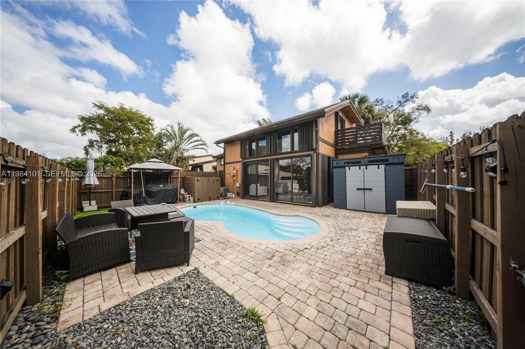 10141 Woodbury Ct, Pembroke Pines, FL 33026