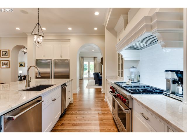 2628 EDGEWATER Dr, Eugene, OR 97401