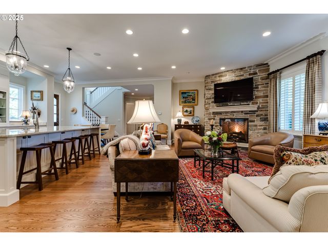 2628 EDGEWATER Dr, Eugene, OR 97401