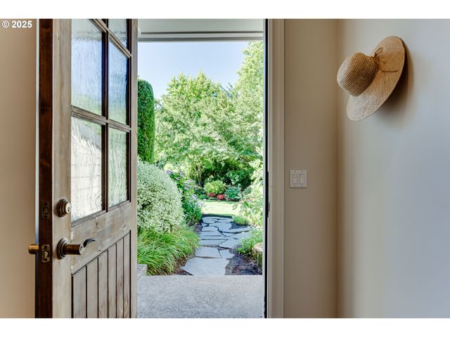 2628 EDGEWATER Dr, Eugene, OR 97401