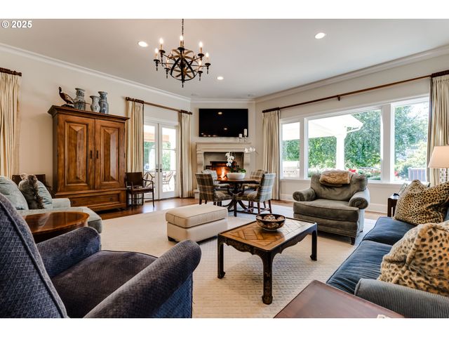 2628 EDGEWATER Dr, Eugene, OR 97401