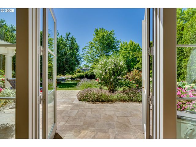 2628 EDGEWATER Dr, Eugene, OR 97401