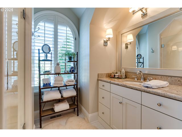 2628 EDGEWATER Dr, Eugene, OR 97401