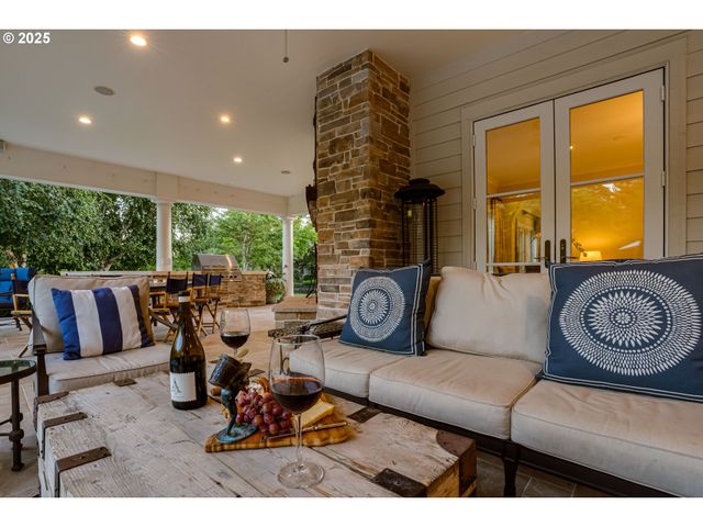 2628 EDGEWATER Dr, Eugene, OR 97401