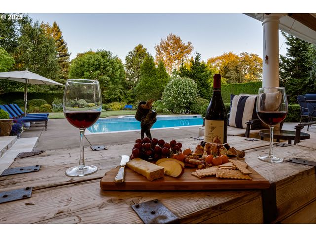 2628 EDGEWATER Dr, Eugene, OR 97401