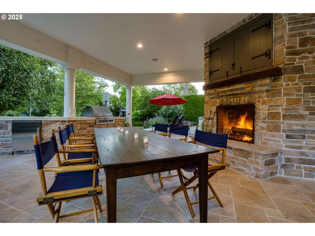 2628 EDGEWATER Dr, Eugene, OR 97401