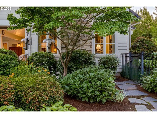 2628 EDGEWATER Dr, Eugene, OR 97401